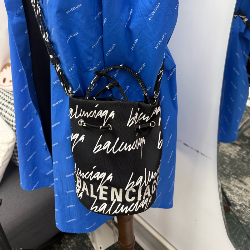 Balenciaga 巴黎世家 滿Logo 小水桶-9