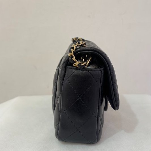 CHANEL黑羊皮金釦Mini COCO-2