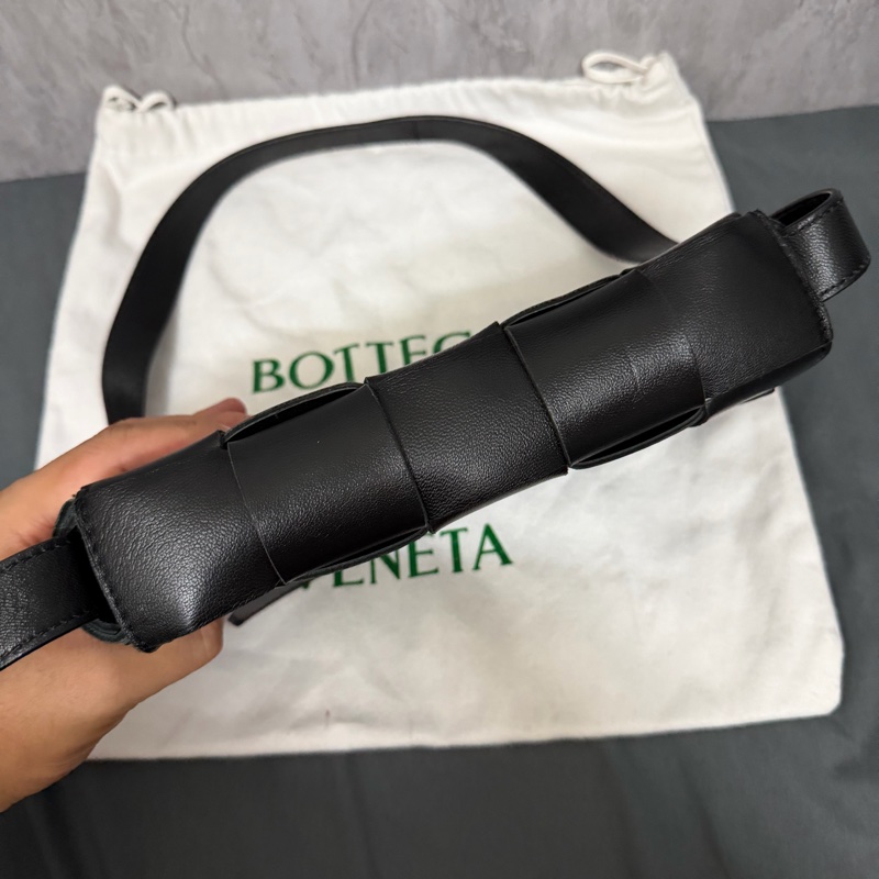 BOTTEGA VENETA 大編織格紋牛皮翻蓋包-5