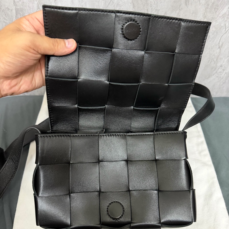 BOTTEGA VENETA 大編織格紋牛皮翻蓋包-6