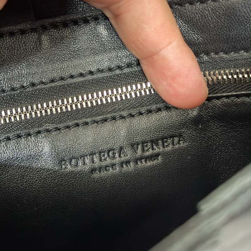 BOTTEGA VENETA 大編織格紋牛皮翻蓋包-8