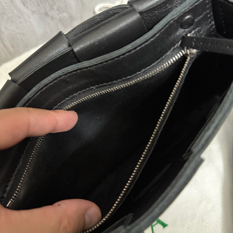 BOTTEGA VENETA 大編織格紋牛皮翻蓋包-9