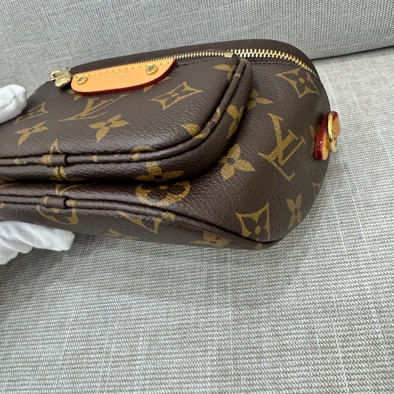 LV M82335經典Mini Bumbag Monogram帆布肩背包 斜背包-16
