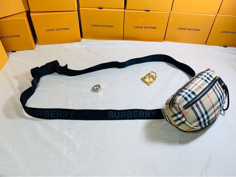 ✨近新閒置 Burberry 巴寶莉經典格紋小腰包-4