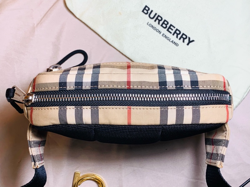 ✨近新閒置 Burberry 巴寶莉經典格紋小腰包-6
