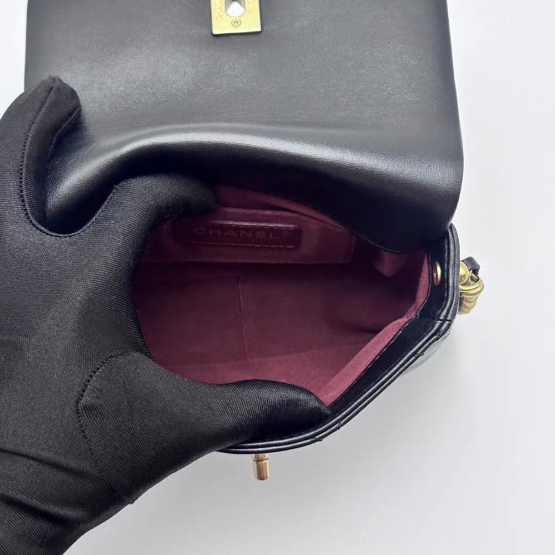 CHANEL 黑金21B雕花字母方胖子 17*14*6 98新配件塵袋-1