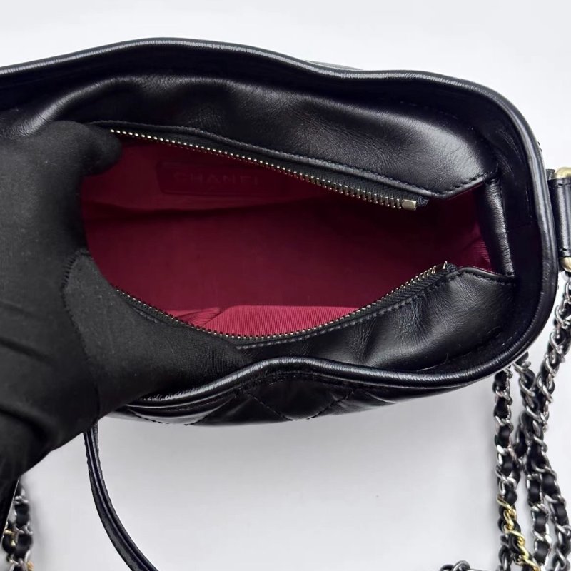 CHANEL 黑色流浪字母肩帶肩背斜背包20*14*7 99新配件保卡塵袋-1