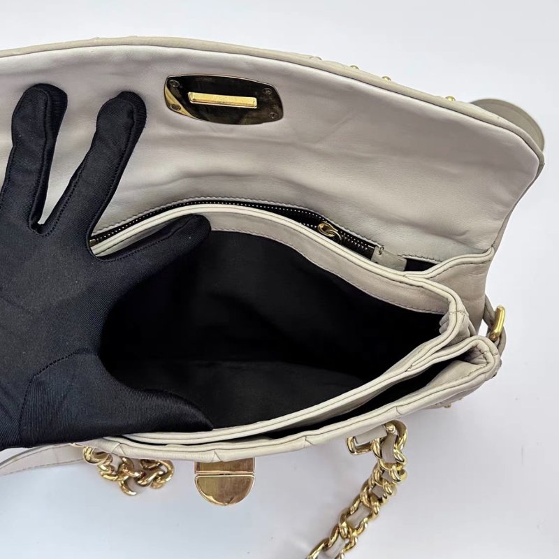 MIUMIU 米黃色金扣鉚釘褶皺肩背腋下包31*17*3 98新配件塵袋-1