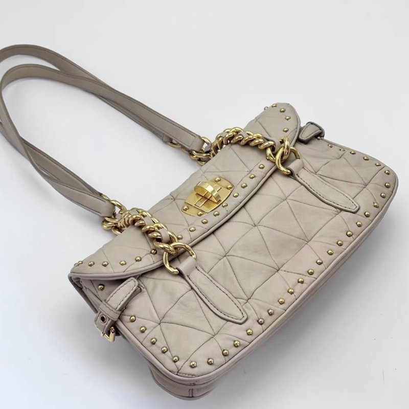 MIUMIU 米黃色金扣鉚釘褶皺肩背腋下包31*17*3 98新配件塵袋-4