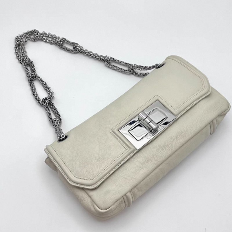 CHANEL 2.55奶油白銀大方扣肩背斜背包18*13*6 98新配件塵袋保卡-4