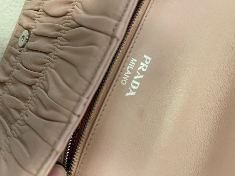 PRADA普拉達粉色銀扣皺褶小羊皮鏈條包-7