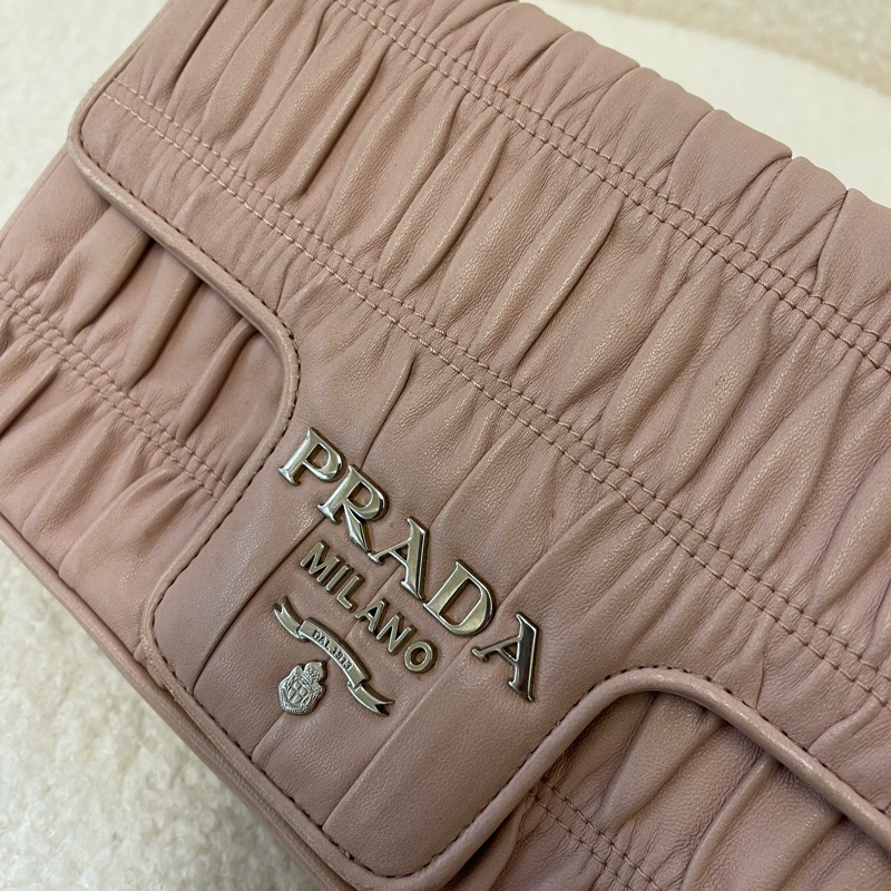 PRADA普拉達粉色銀扣皺褶小羊皮鏈條包-8