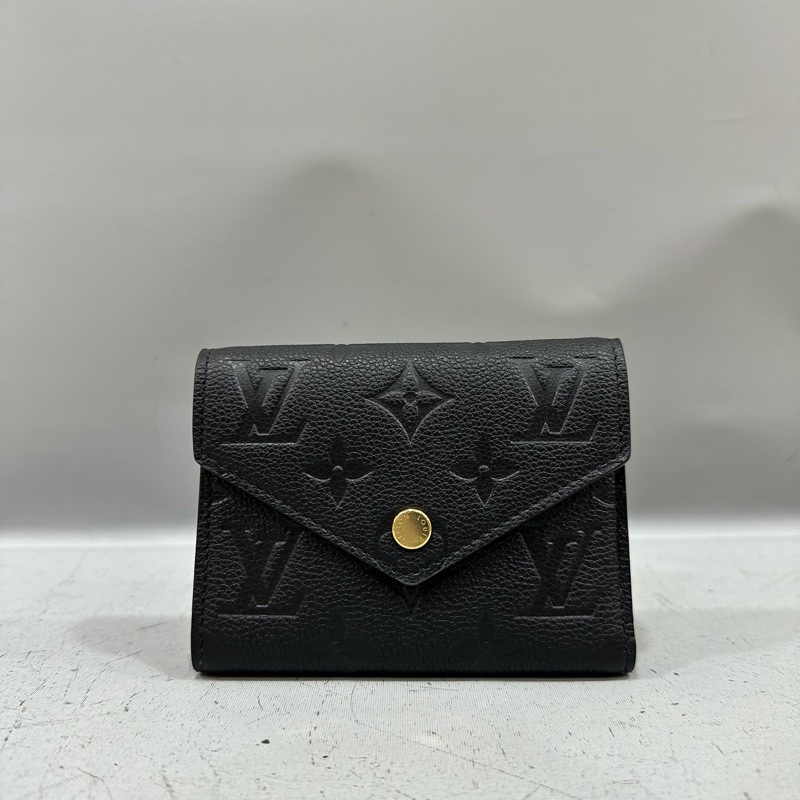 LV m64060 黑牛皮壓紋金釦三折短夾-0