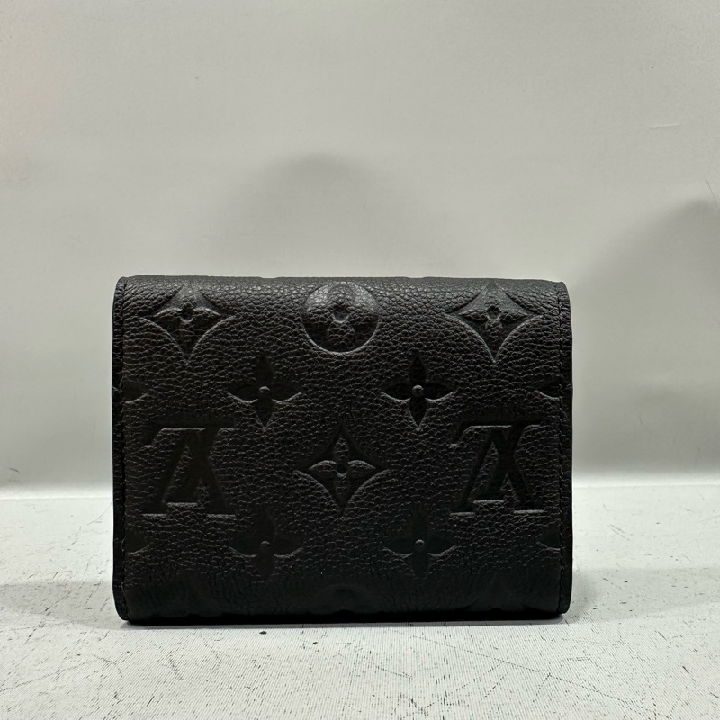 LV m64060 黑牛皮壓紋金釦三折短夾-1