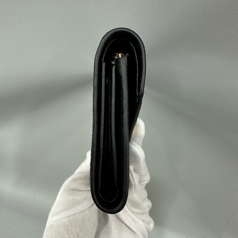 LV m64060 黑牛皮壓紋金釦三折短夾-2