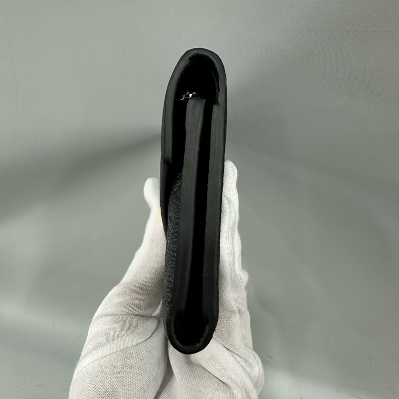 LV m64060 黑牛皮壓紋金釦三折短夾-3