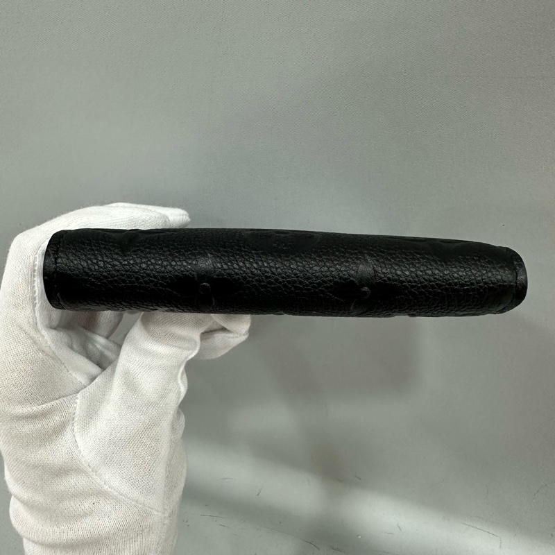 LV m64060 黑牛皮壓紋金釦三折短夾-4