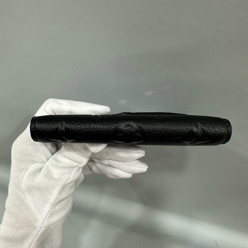 LV m64060 黑牛皮壓紋金釦三折短夾-5