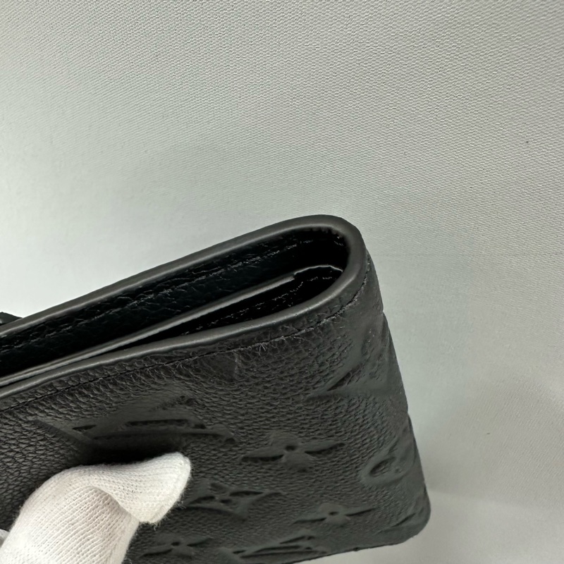 LV m64060 黑牛皮壓紋金釦三折短夾-7