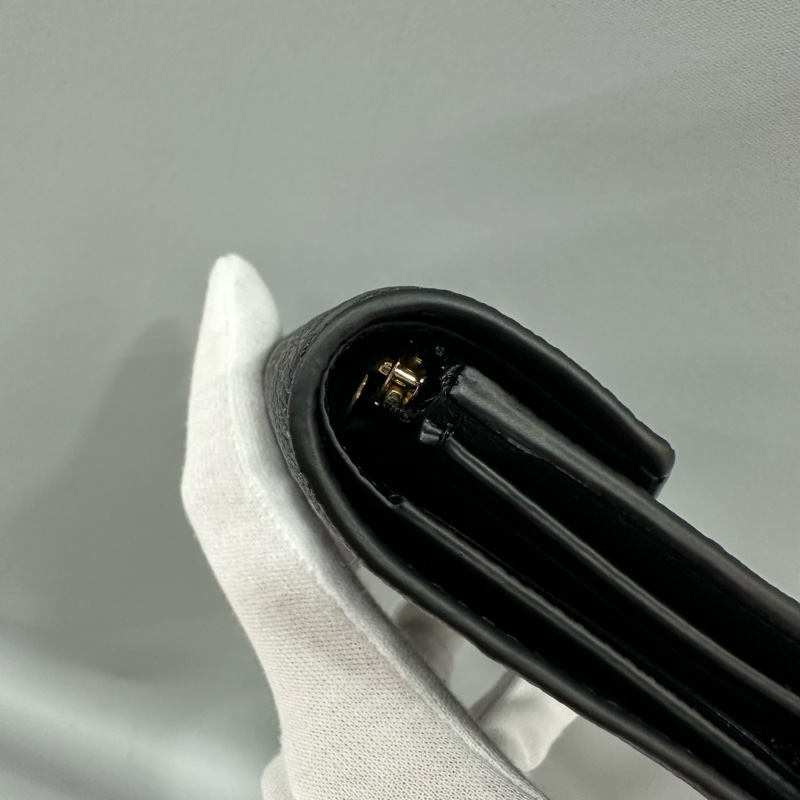 LV m64060 黑牛皮壓紋金釦三折短夾-8