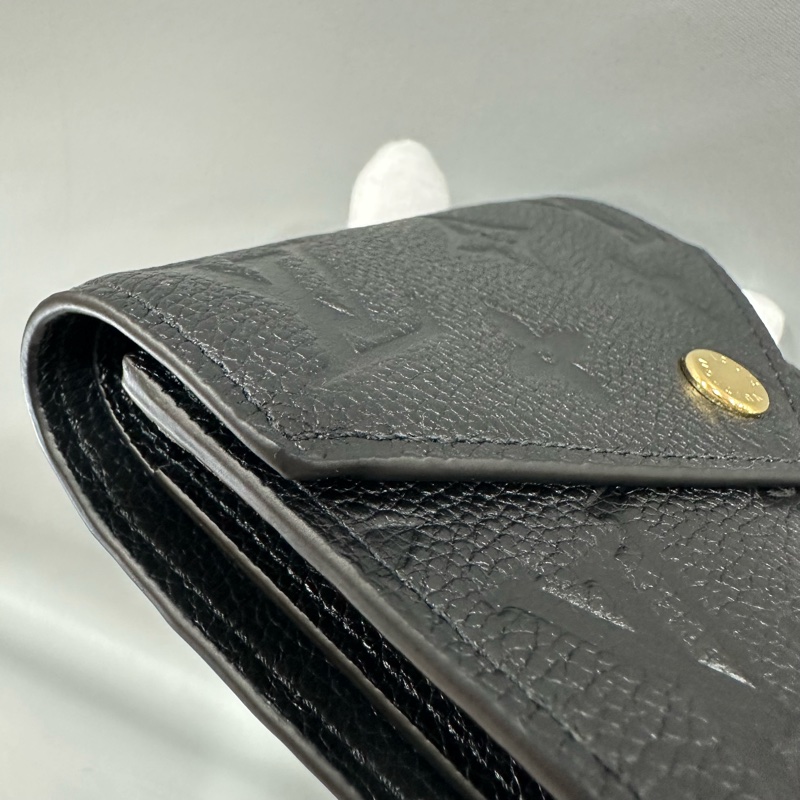 LV m64060 黑牛皮壓紋金釦三折短夾-9