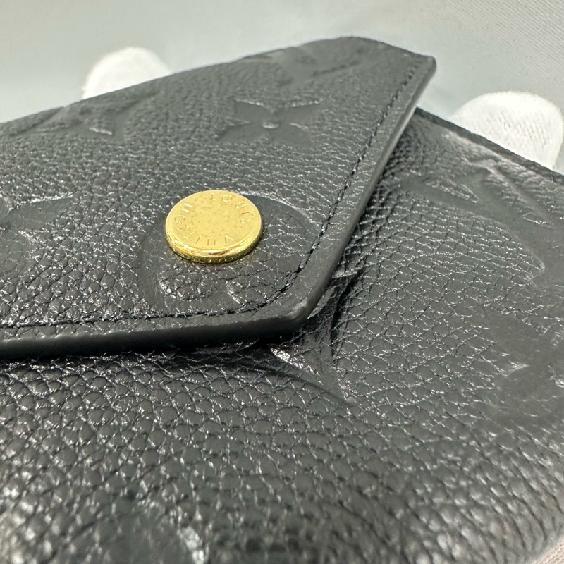 LV m64060 黑牛皮壓紋金釦三折短夾-10