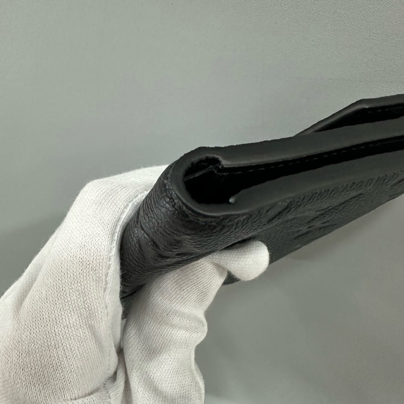 LV m64060 黑牛皮壓紋金釦三折短夾-14