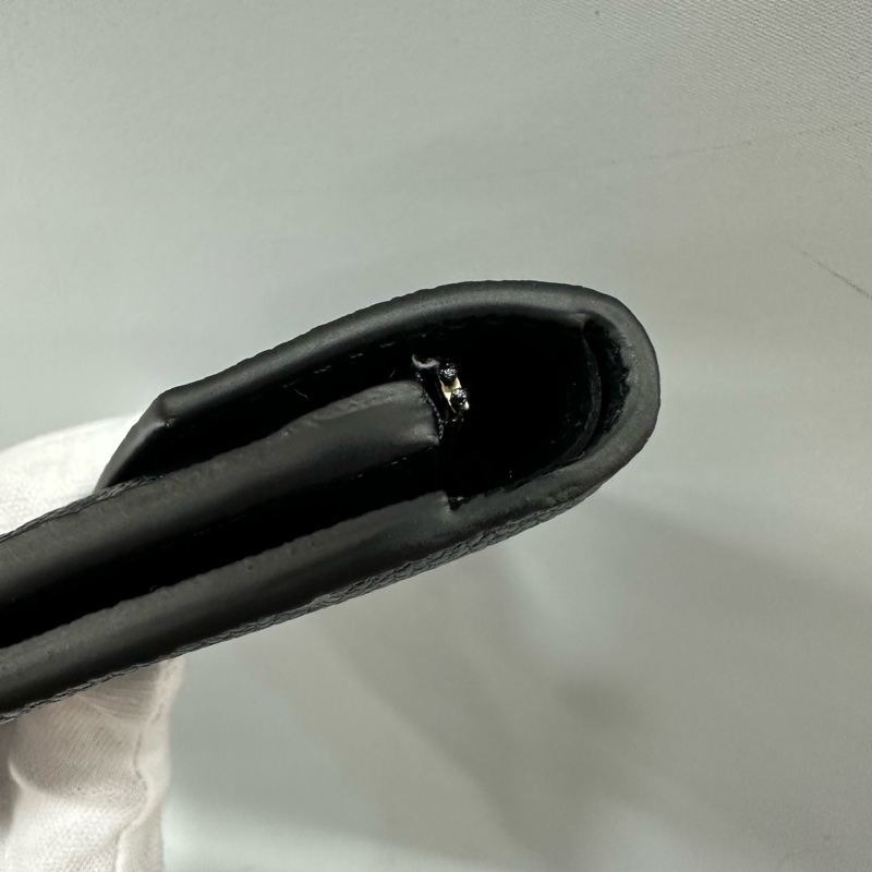 LV m64060 黑牛皮壓紋金釦三折短夾-15