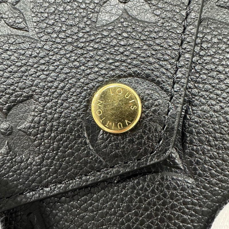 LV m64060 黑牛皮壓紋金釦三折短夾-16