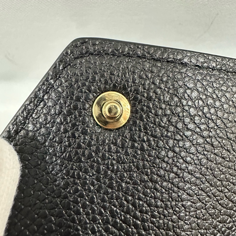 LV m64060 黑牛皮壓紋金釦三折短夾-17