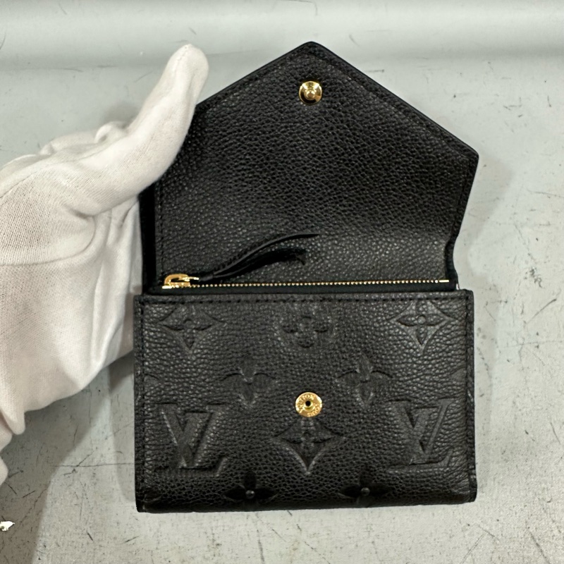 LV m64060 黑牛皮壓紋金釦三折短夾-19