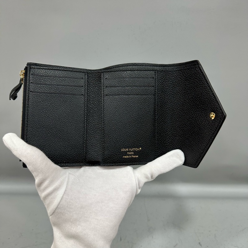 LV m64060 黑牛皮壓紋金釦三折短夾-20