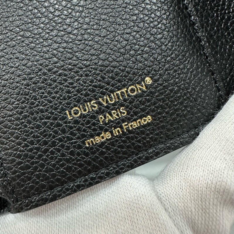 LV m64060 黑牛皮壓紋金釦三折短夾-21