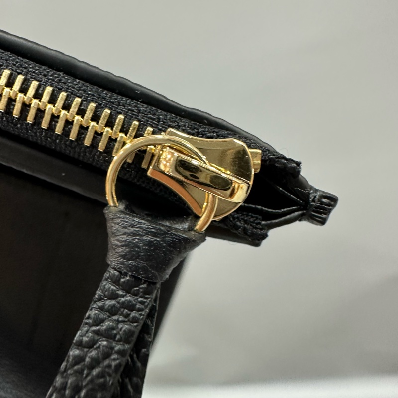 LV m64060 黑牛皮壓紋金釦三折短夾-22