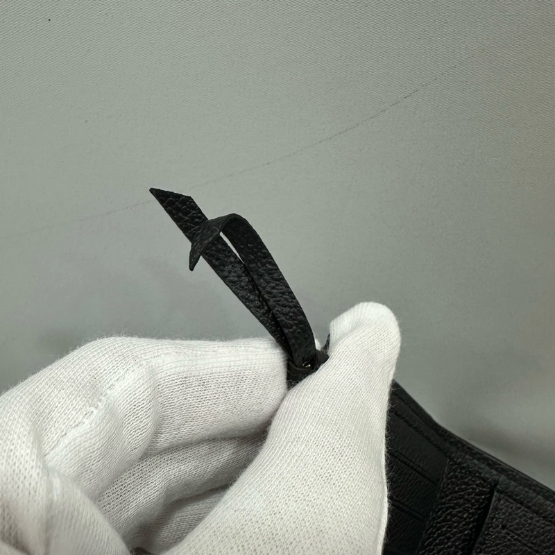 LV m64060 黑牛皮壓紋金釦三折短夾-23