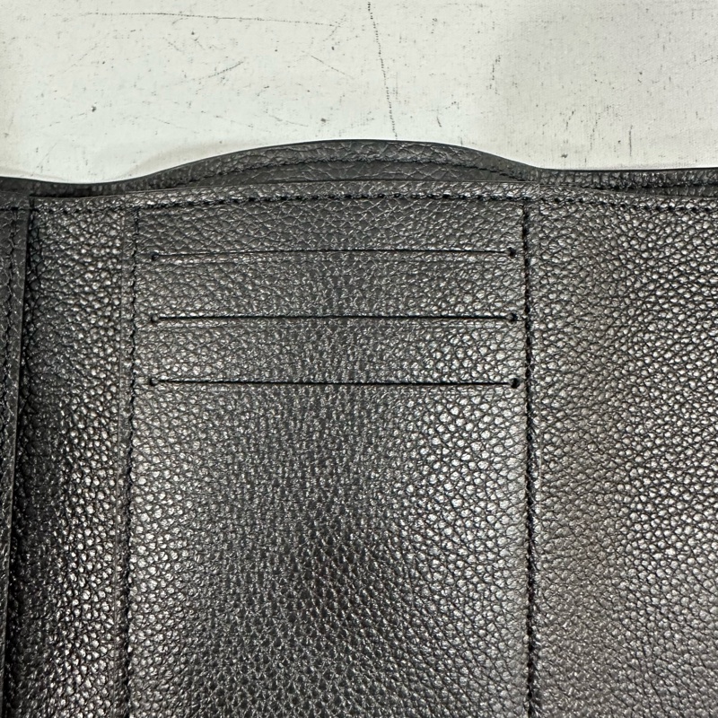 LV m64060 黑牛皮壓紋金釦三折短夾-25