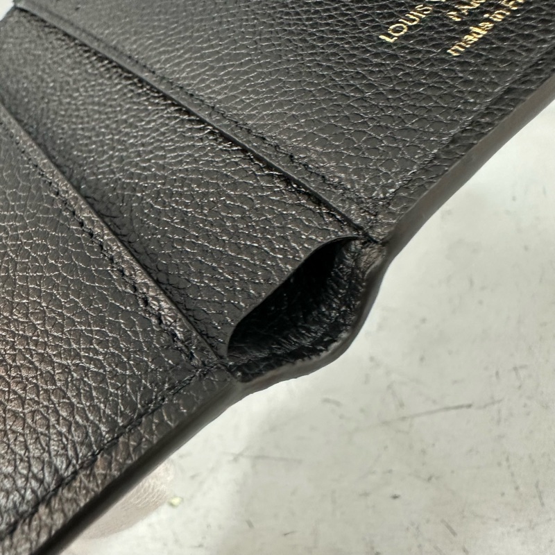 LV m64060 黑牛皮壓紋金釦三折短夾-26