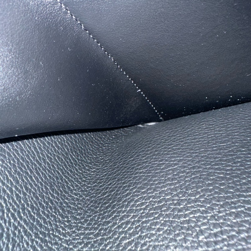 LV m64060 黑牛皮壓紋金釦三折短夾-30