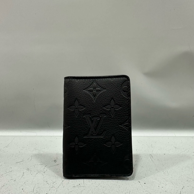 LV m62899 黑牛皮壓紋交叉萬用卡夾-0