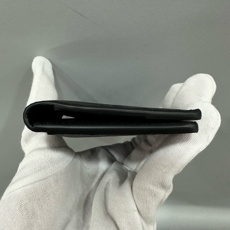 LV m62899 黑牛皮壓紋交叉萬用卡夾-2