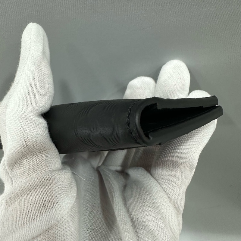 LV m62899 黑牛皮壓紋交叉萬用卡夾-3