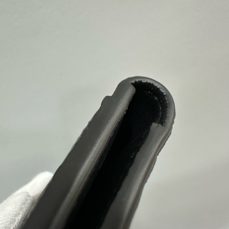 LV m62899 黑牛皮壓紋交叉萬用卡夾-9