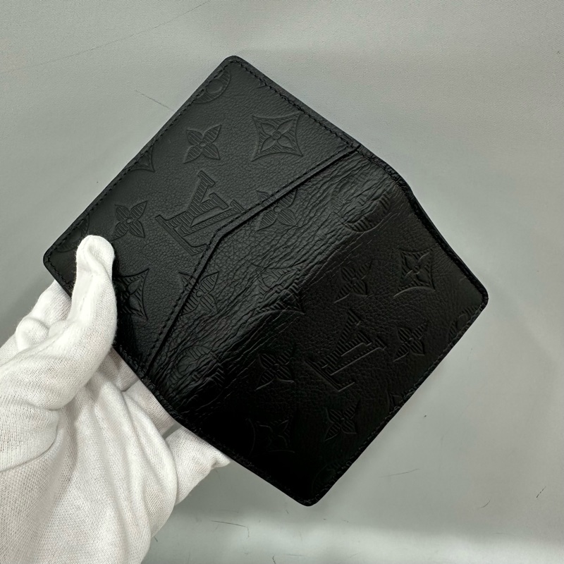 LV m62899 黑牛皮壓紋交叉萬用卡夾-11