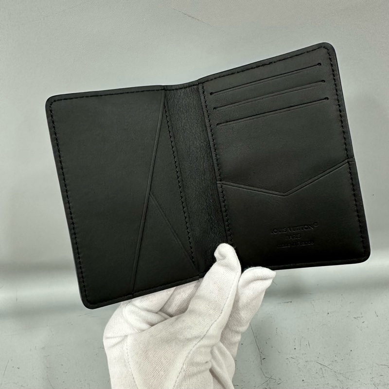 LV m62899 黑牛皮壓紋交叉萬用卡夾-12