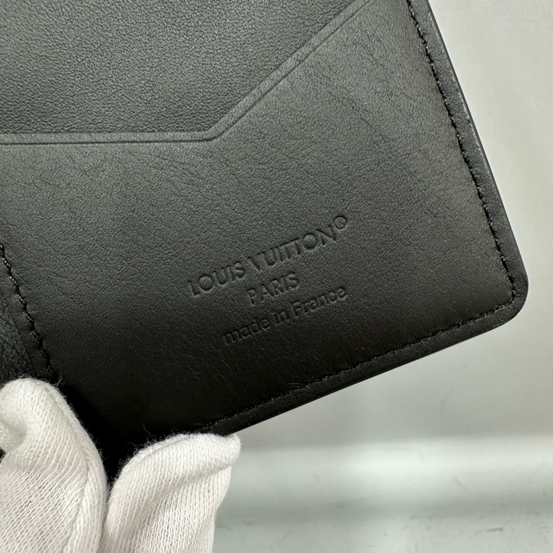 LV m62899 黑牛皮壓紋交叉萬用卡夾-13