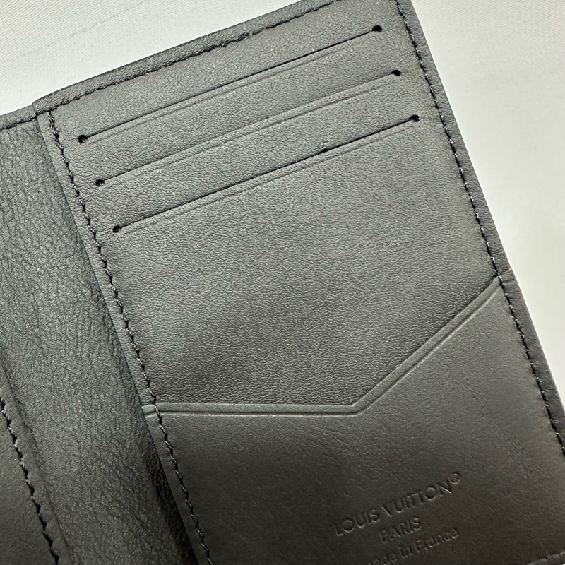 LV m62899 黑牛皮壓紋交叉萬用卡夾-14