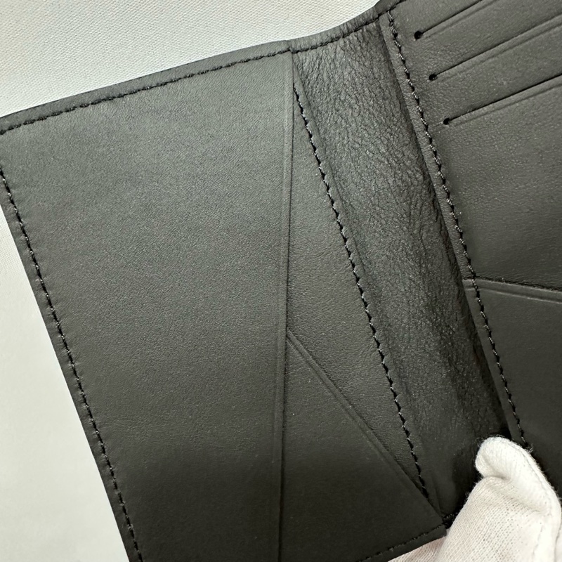 LV m62899 黑牛皮壓紋交叉萬用卡夾-15