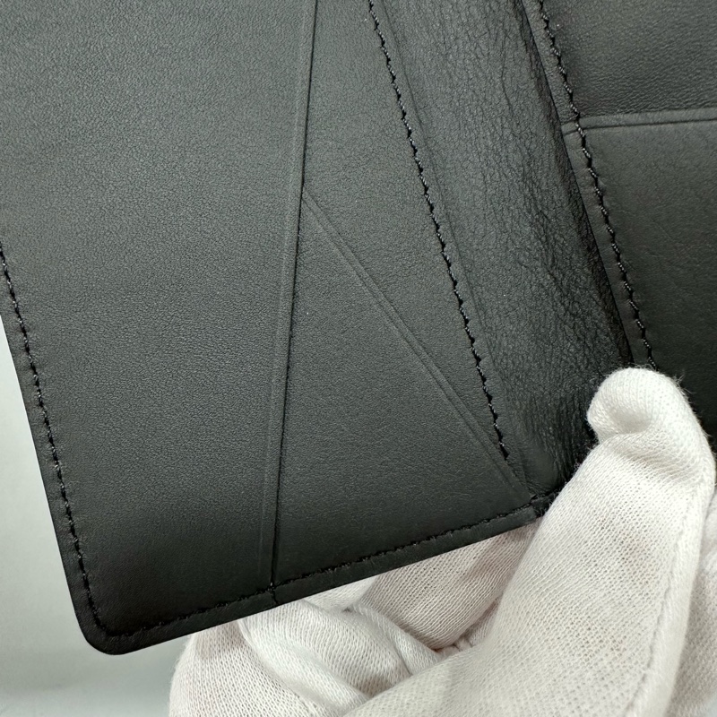 LV m62899 黑牛皮壓紋交叉萬用卡夾-16