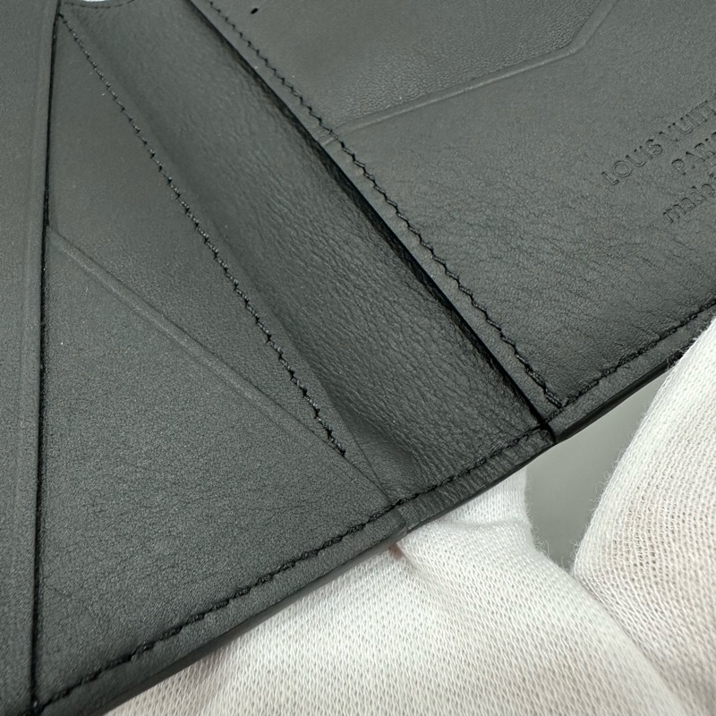 LV m62899 黑牛皮壓紋交叉萬用卡夾-17