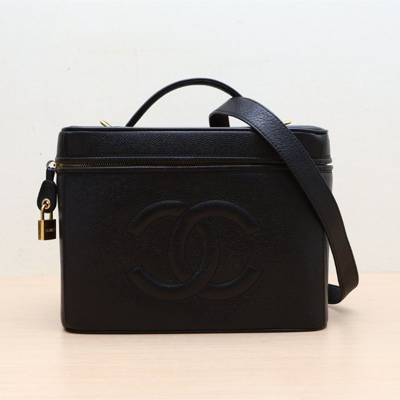 CHANEL 中古黑金牛盒子化妝箱黑色荔枝牛皮5開金扣雙C大Logo浮雕肩背包-1